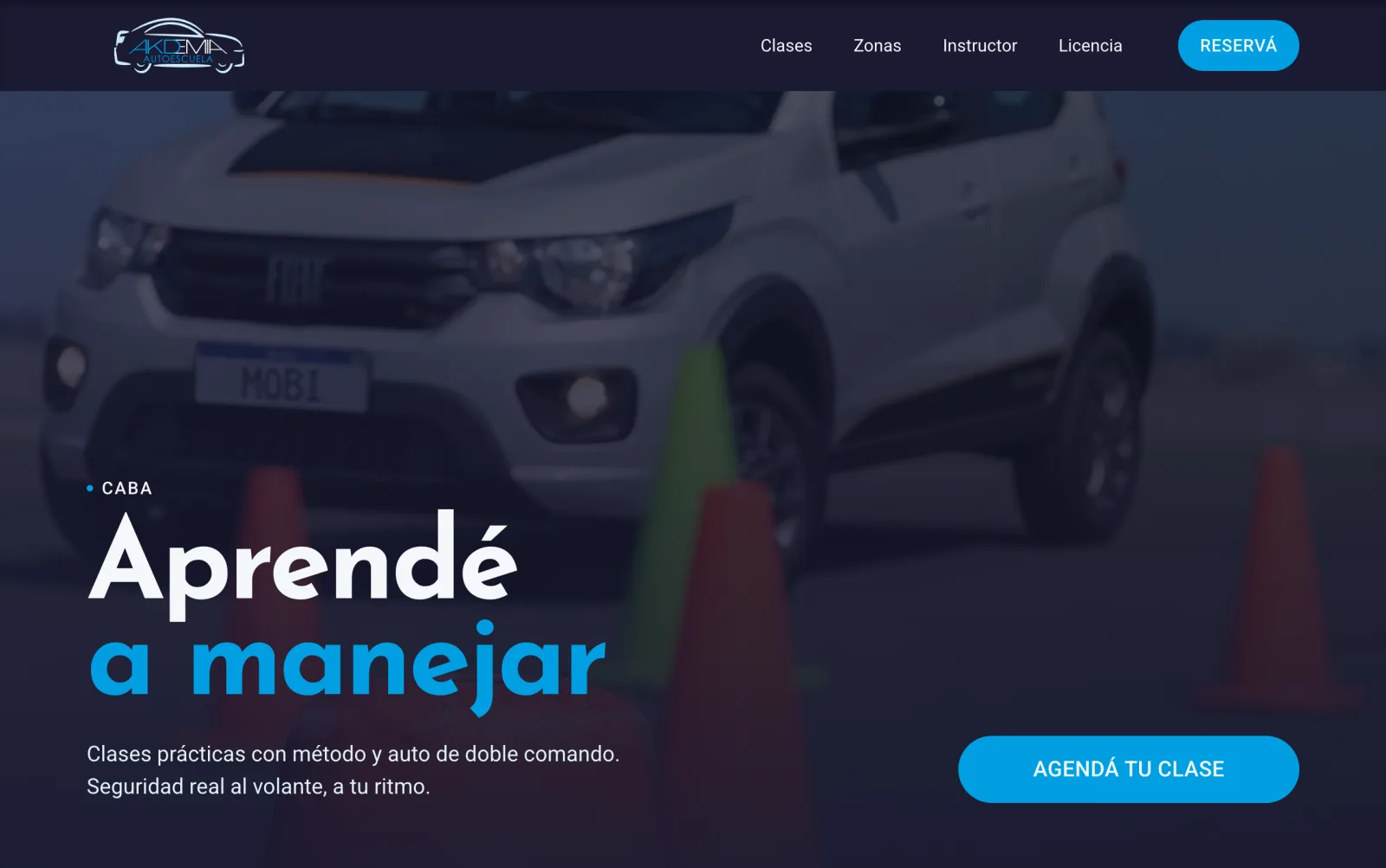 Home de AKDemia autoescuela, con el titular “Aprendé a manejar” sobre la foto de un auto de práctica entre conos